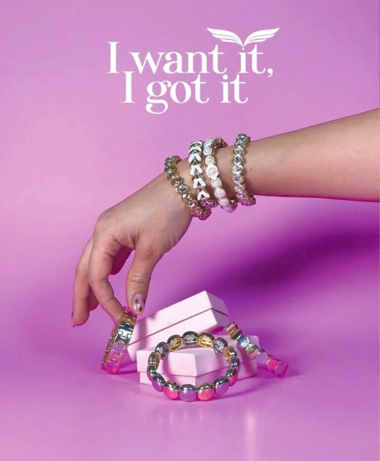 Brazaletes elegantes para mujer con perlas y cristales en tonos dorados y rosa de Donatella Joyería.