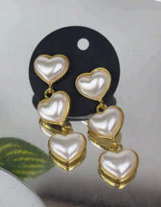 Aretes elegantes de corazón con perlas