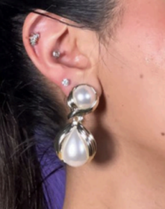 Aretes elegantes con perla y detalles sofisticados