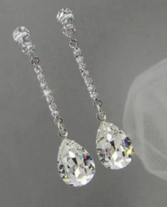 Aretes elegantes de cristal en forma de gota