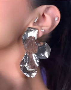 Aretes plateados elegantes con diseño de hoja