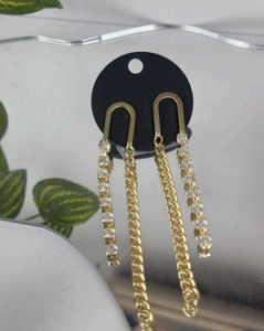 Aretes dorados con cadenas y cristalitos elegantes