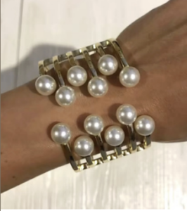 Brazalete dorado con perlas elegante para mujer