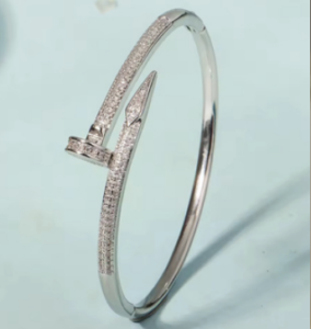 Brazalete elegante con cristalitos en tono plata