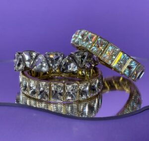 Brazaletes elegantes con cristales modernos