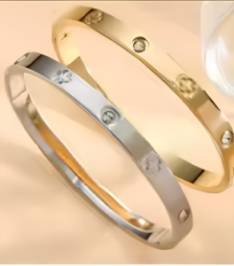 Brazaletes elegantes en tonos oro y plata