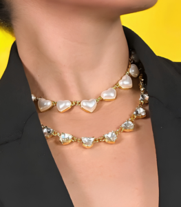 Collar femenino con corazones aperlados y collar de corazones de cristal dorado elegante