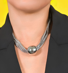 Collar plateado elegante con esfera y detalles modernos
