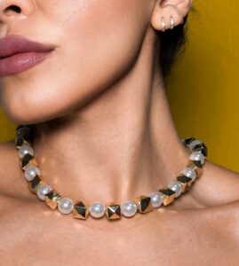 Collar elegante con perlas y detalles geométricos dorados